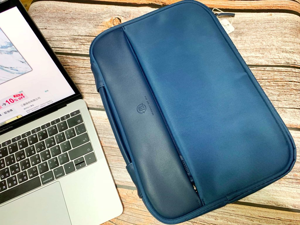 MacBook 筆電包開箱 - JTLEGNED Honoré 旅行筆電內袋 - apple macbook配件, Honore, JTLegend, JTLEGEND Macbook, jtlegend ptt, JTLEGEND 好用嗎, jtlegend 評價, JTLEGNED Honoré, macbook, Macbook pro, Macbook 周邊, Macbook 筆電包, Macbook 配件, Macbook周邊, Macbook周邊 ptt, Macbook周邊商品, Macbook筆電包, Macbook配件, Macbook配件 ptt, Macbook配件推薦, 筆電包, 筆電包 13吋, 筆電包 15.6, 筆電包 15吋, 筆電包 17吋, 筆電包 ptt, 筆電包 品牌, 筆電包 哪裡買, 筆電包 推薦, 筆電包哪裡買, 筆電包推薦, 筆電包膜, 防水筆電包 - 科技生活 - teXch