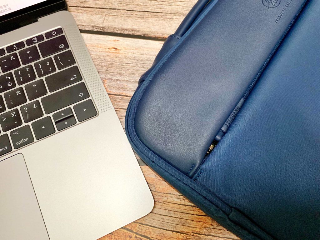 MacBook 筆電包開箱 - JTLEGNED Honoré 旅行筆電內袋 - apple macbook配件, Honore, JTLegend, JTLEGEND Macbook, jtlegend ptt, JTLEGEND 好用嗎, jtlegend 評價, JTLEGNED Honoré, macbook, Macbook pro, Macbook 周邊, Macbook 筆電包, Macbook 配件, Macbook周邊, Macbook周邊 ptt, Macbook周邊商品, Macbook筆電包, Macbook配件, Macbook配件 ptt, Macbook配件推薦, 筆電包, 筆電包 13吋, 筆電包 15.6, 筆電包 15吋, 筆電包 17吋, 筆電包 ptt, 筆電包 品牌, 筆電包 哪裡買, 筆電包 推薦, 筆電包哪裡買, 筆電包推薦, 筆電包膜, 防水筆電包 - 科技生活 - teXch