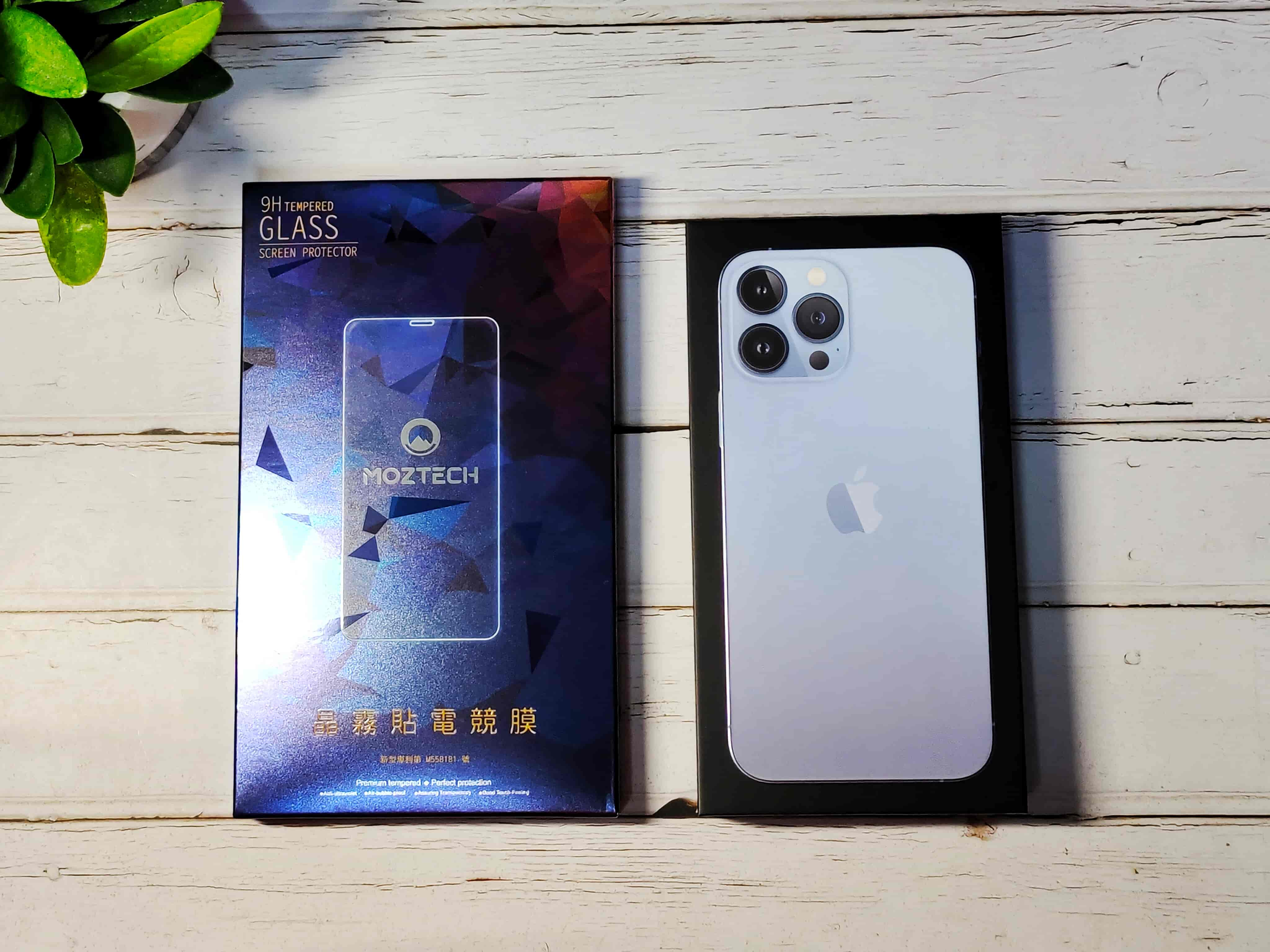 iPhone 13保護貼該怎麼選？MOZTECH 晶霧貼 DIY 貼膜教學與使用心得