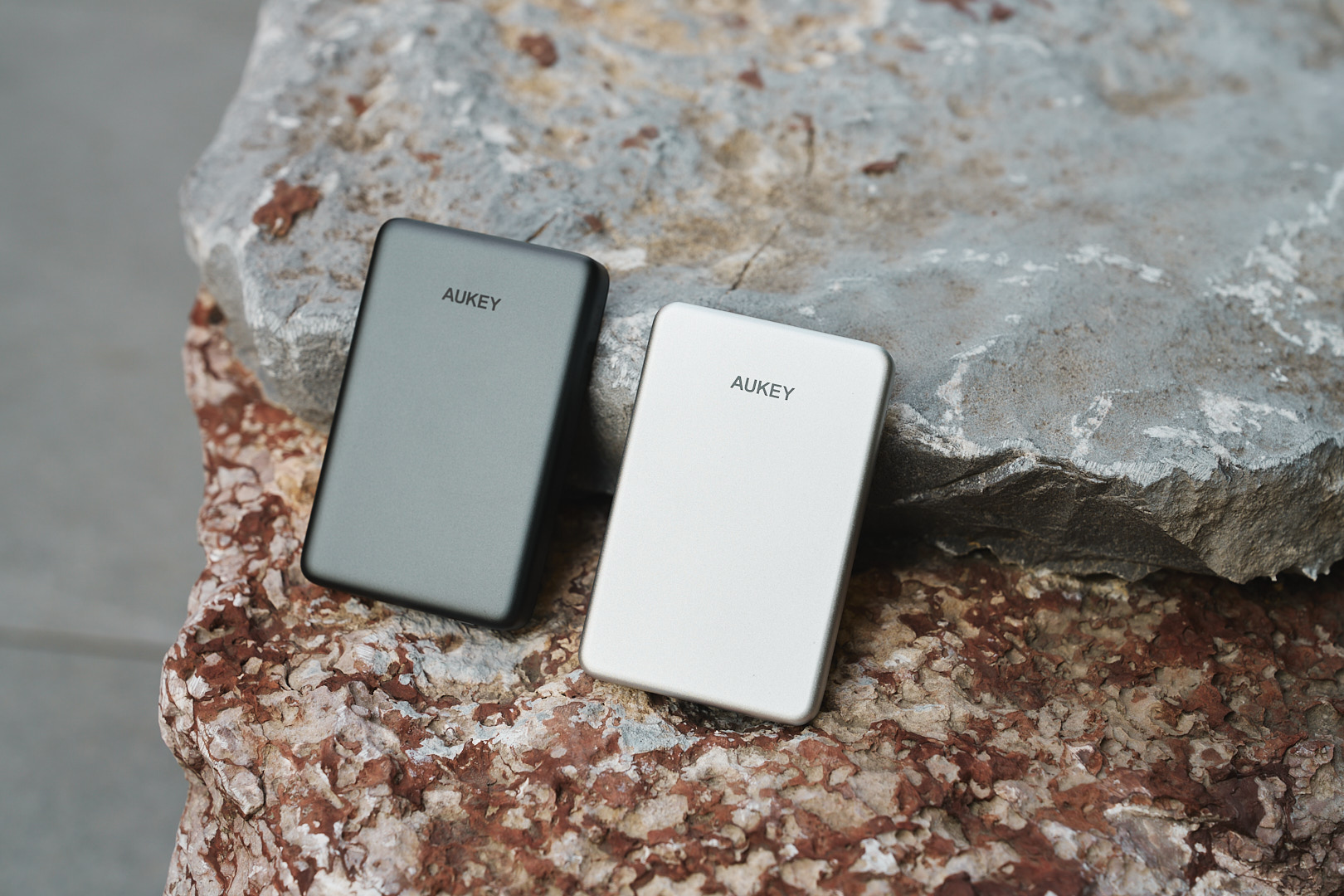磁吸行動電源開箱實測,AUKEY MagFusion Qi2 行動電源有多薄?5000mAh、10000mAh 一次看 磁吸行動電源開箱實測,AUKEY MagFusion Qi2 行動電源有多薄?5000mAh、10000mAh 一次看